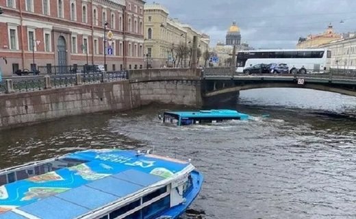 Автобус с пассажирами упал в реку Мойку с Поцелуева моста в Санкт-Петербурге, есть погибшие