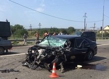 В воскресенье, 20 августа, возле хутора Новоукраинский столкнулись Тойота Камри и КамАЗ с прицепом